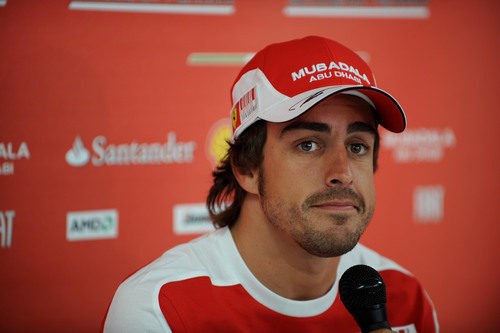 Fernando Alonso habla con la prensa antes de subirse al monoplaza