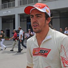 Fernando camina decepcionado por el 'paddock'
