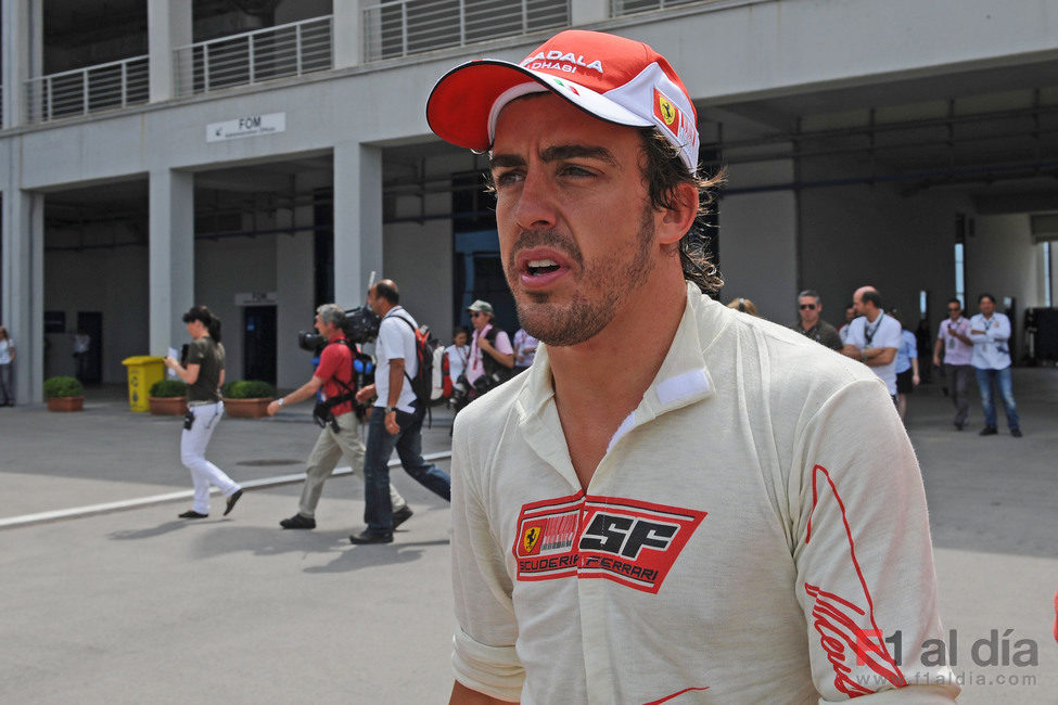 Fernando camina decepcionado por el 'paddock'