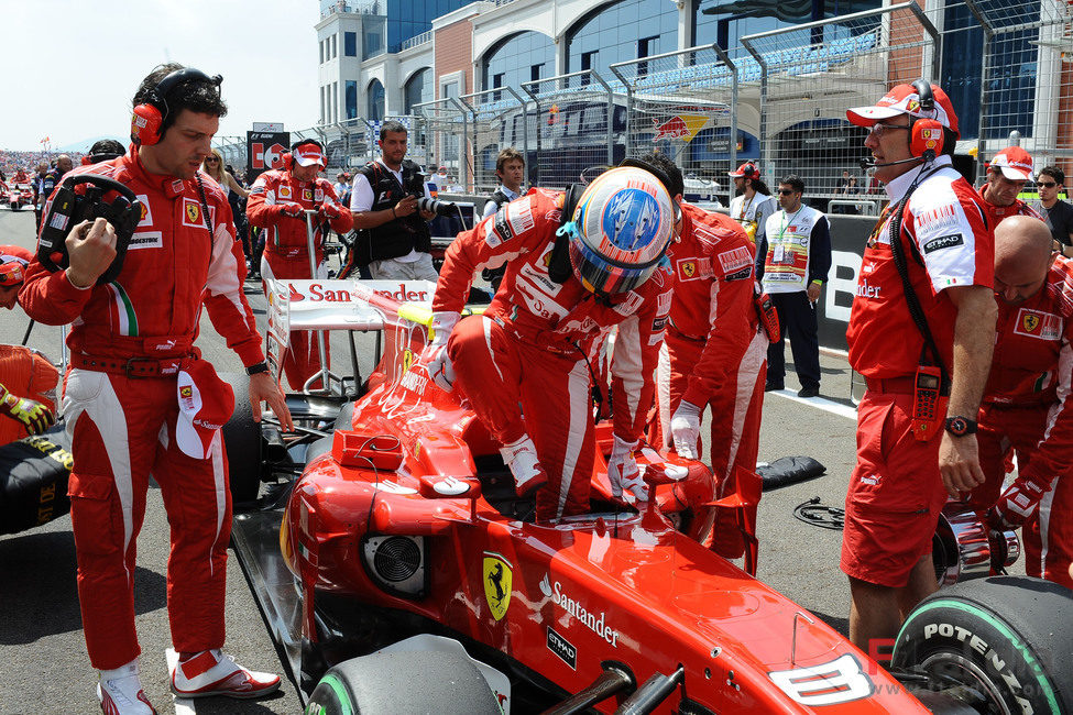 Alonso se sube al monoplaza en la parrilla de Estambul