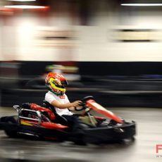 Lance Stroll corriendo en un kart