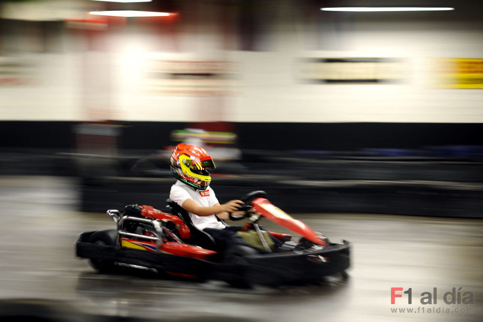 Lance Stroll corriendo en un kart