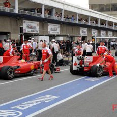 Los Ferrari vuelven a boxes tras los libres