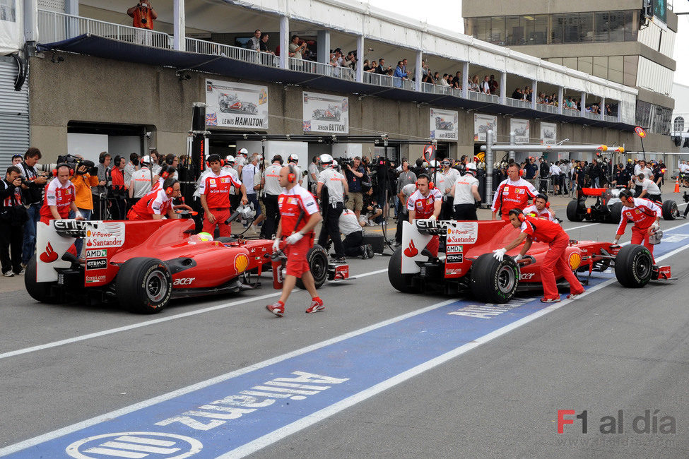 Los Ferrari vuelven a boxes tras los libres