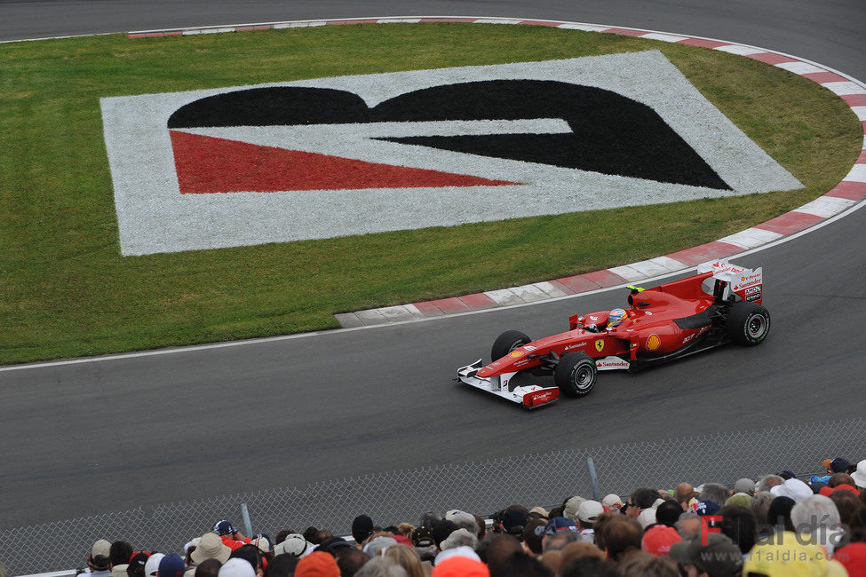 Alonso pasa por la horquilla del Gilles Villeneuve