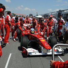 Alonso se sube al monoplaza en la segunda línea de parrilla