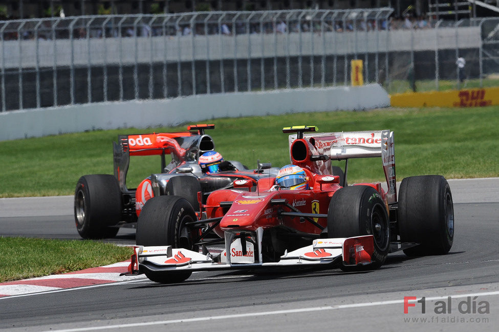 Button persigue de cerca a Alonso