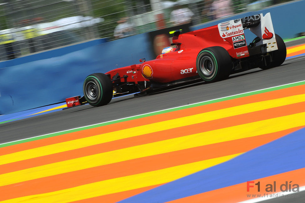 Alonso rueda sobre la pista valenciana
