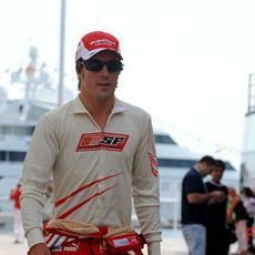 Alonso camina por el 'paddock' de Valencia