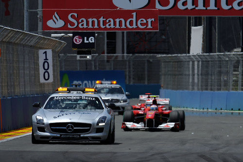 Los dos Ferrari entre el coche de seguridad y el coche médico