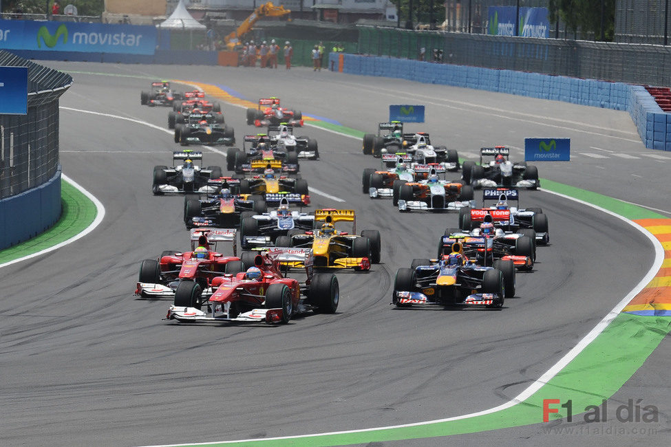 Los dos Ferrari adelantan a Webber en la salida