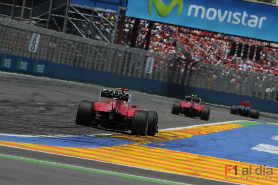 Hamilton y los dos Ferrari antes de la salida del Safety Car