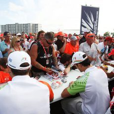 Los pilotos de Force India atienden a los aficionados