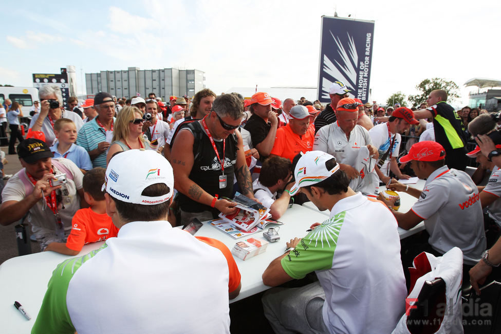 Los pilotos de Force India atienden a los aficionados
