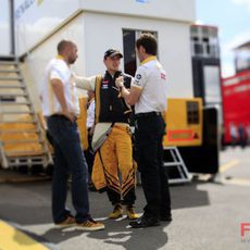 Kubica charla con su equipo