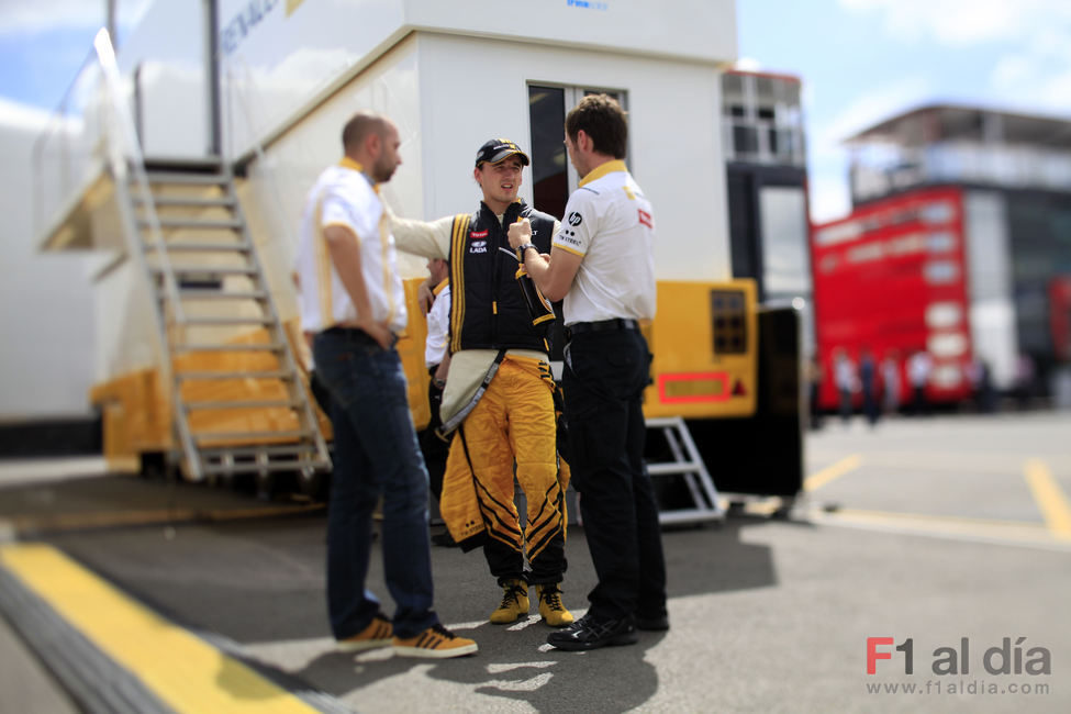 Kubica charla con su equipo