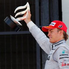 Rosberg con su trofeo