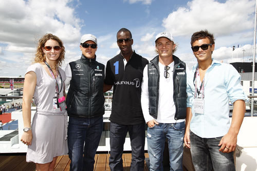 Varios famosos con los pilotos de Mercedes