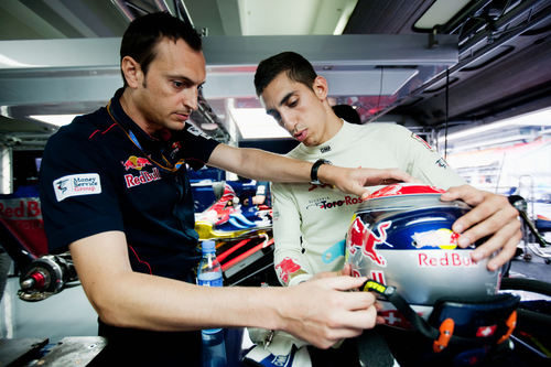 Buemi y su casco