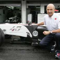 Sauber junto a su monoplaza