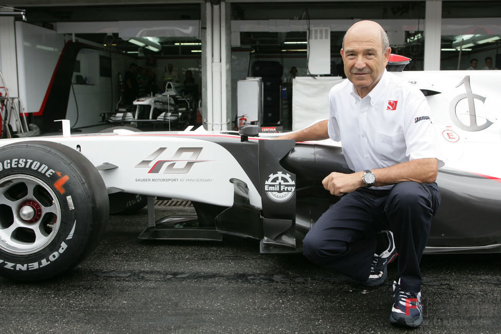 Sauber junto a su monoplaza