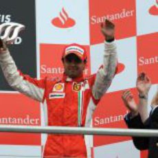 Massa con su trofeo