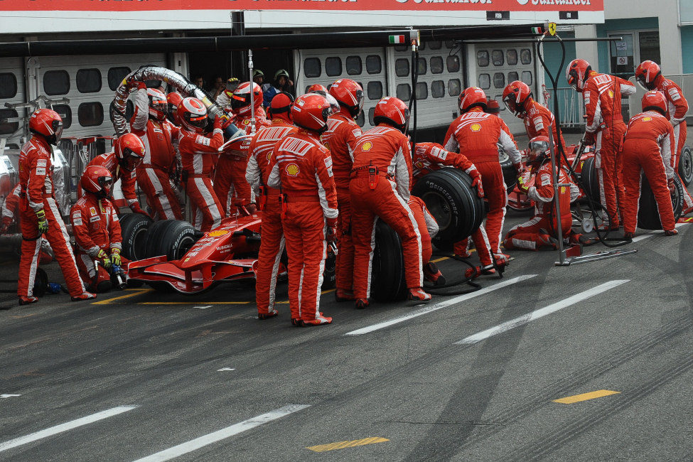 Los dos Ferrari hacen su parada