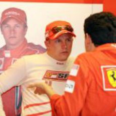 Raikkonen conversa con un mecánico