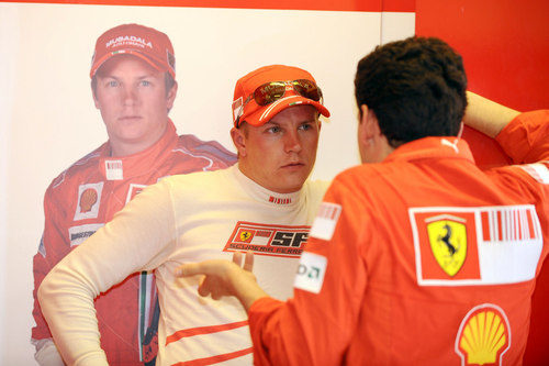 Raikkonen conversa con un mecánico