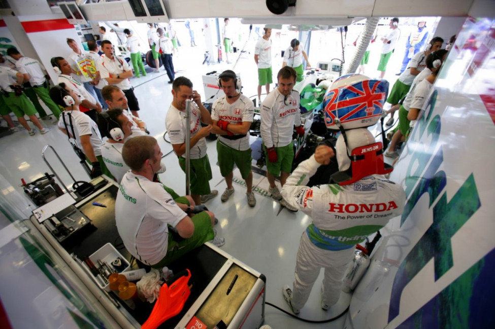 Button en el box de Honda