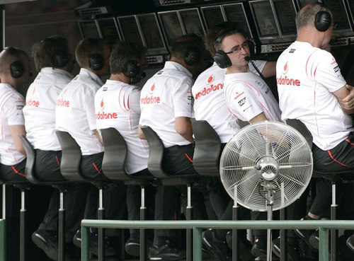 En el muro de McLaren pasan calor