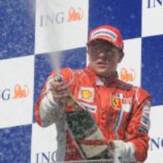 Raikkonen celebra su tercer puesto en Hungría 2008