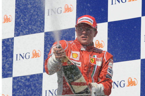 Raikkonen celebra su tercer puesto en Hungría 2008