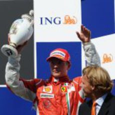 Raikkonen con el trofeo por su podio