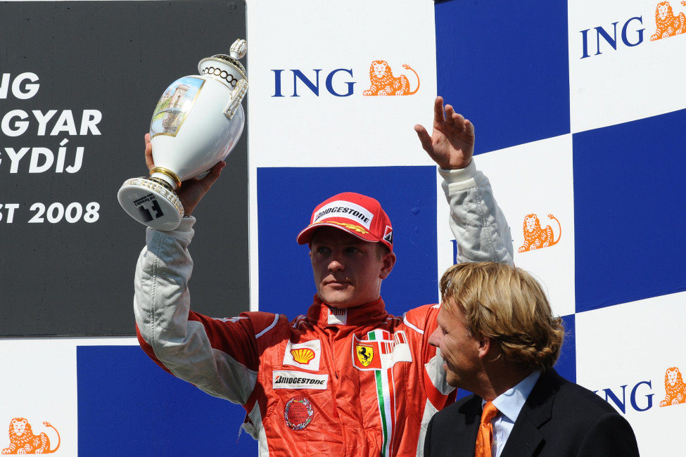 Raikkonen con el trofeo por su podio