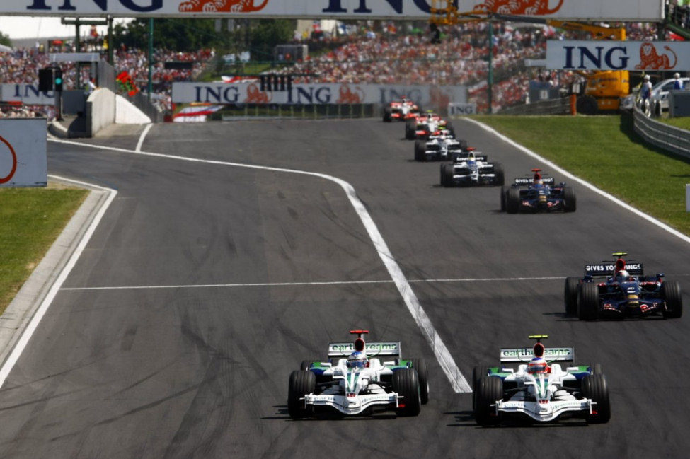 Button intenta adelantar a Barrichello