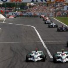 Button intenta adelantar a Barrichello