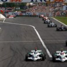 Button intenta adelantar a Barrichello