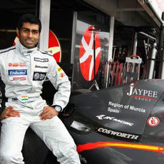 Chandhok sentado en su monoplaza