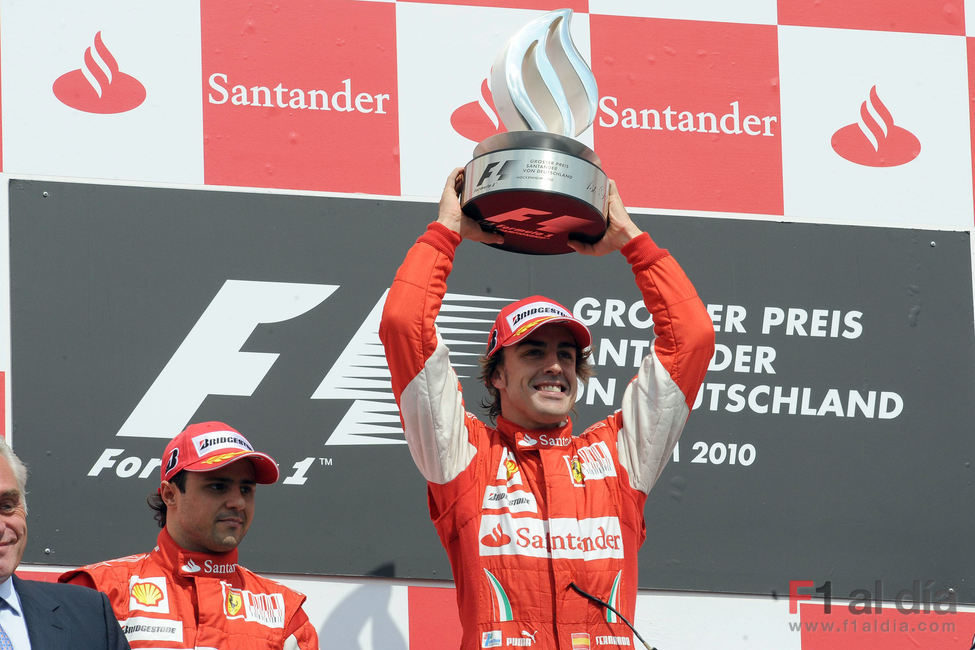Alonso con su trofeo