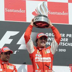 Alonso con su trofeo