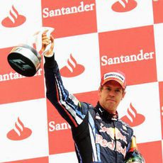 Vettel con su trofeo