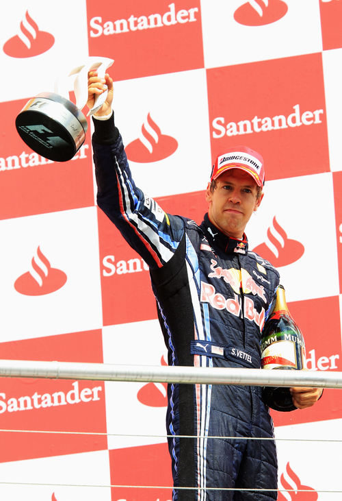 Vettel con su trofeo