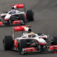 Hamilton rueda delante de Button