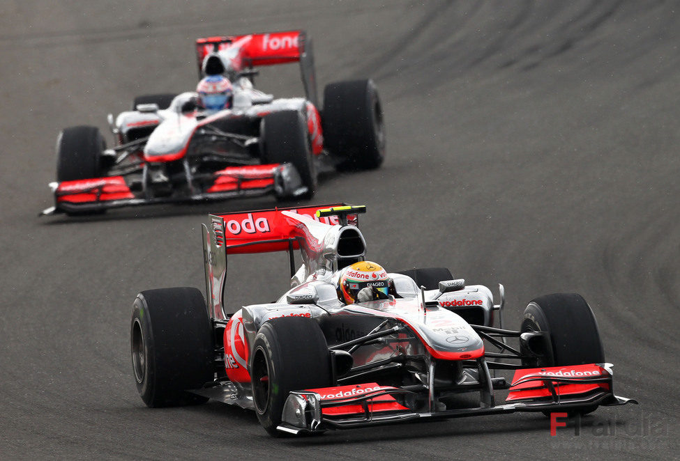 Hamilton rueda delante de Button
