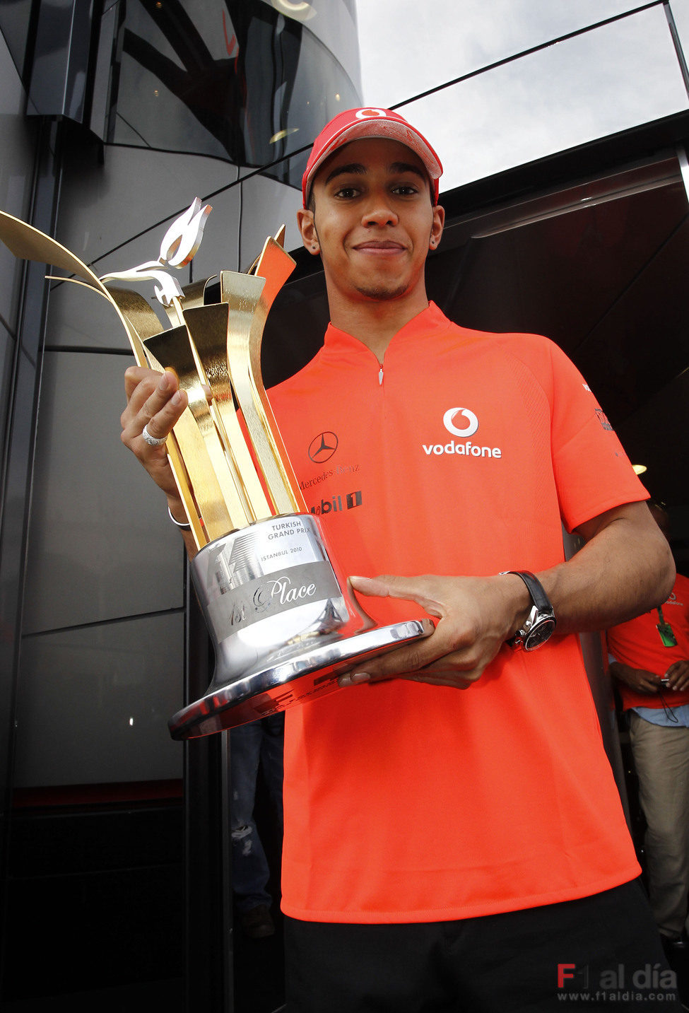 Hamilton y su trofeo, a solas