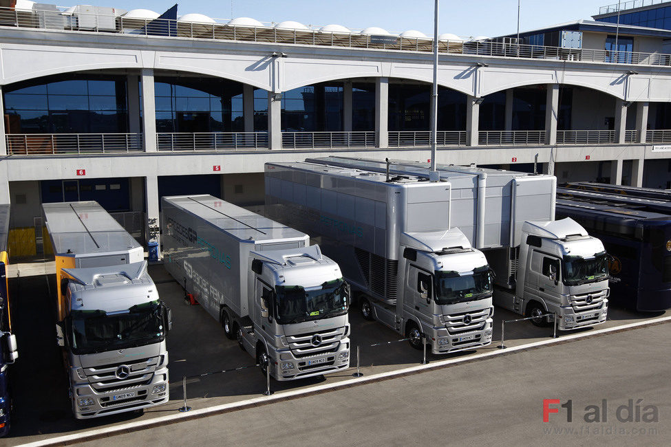 Los camiones de Mercedes en el 'paddock' de Turquía