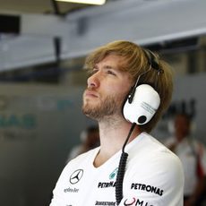 Nick Heidfeld obseva la sesión de calificación