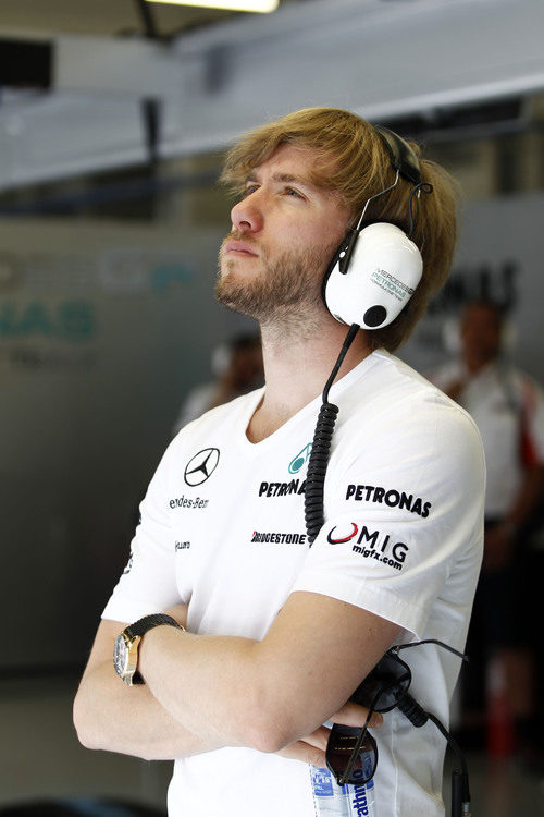 Nick Heidfeld obseva la sesión de calificación