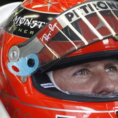 Schumacher se concentra antes de salir a pista